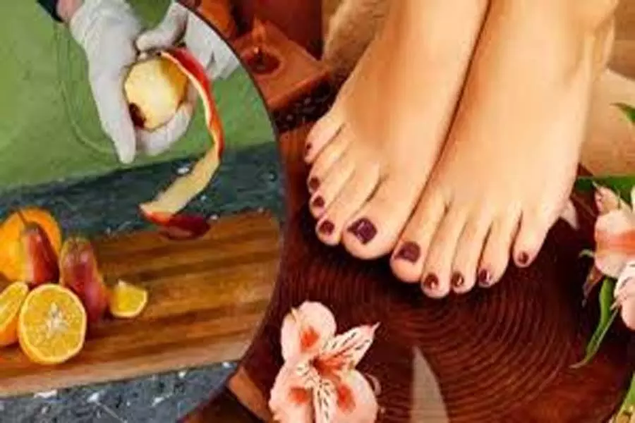 Beauty Tips: पैरों की चमक पाने के लिए फलों के छिलके हैं बेहद कारगर, जाने उपयोग के तरीके