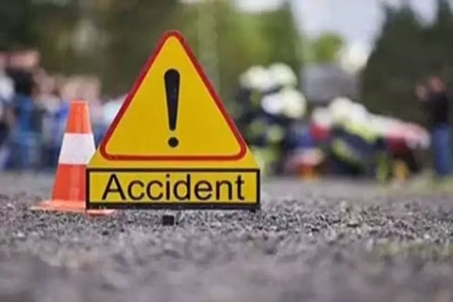 Vadodara में दो अन्य वाहनों के बीच टक्कर के बाद 2 लोगों की मौत, 6 घायल
