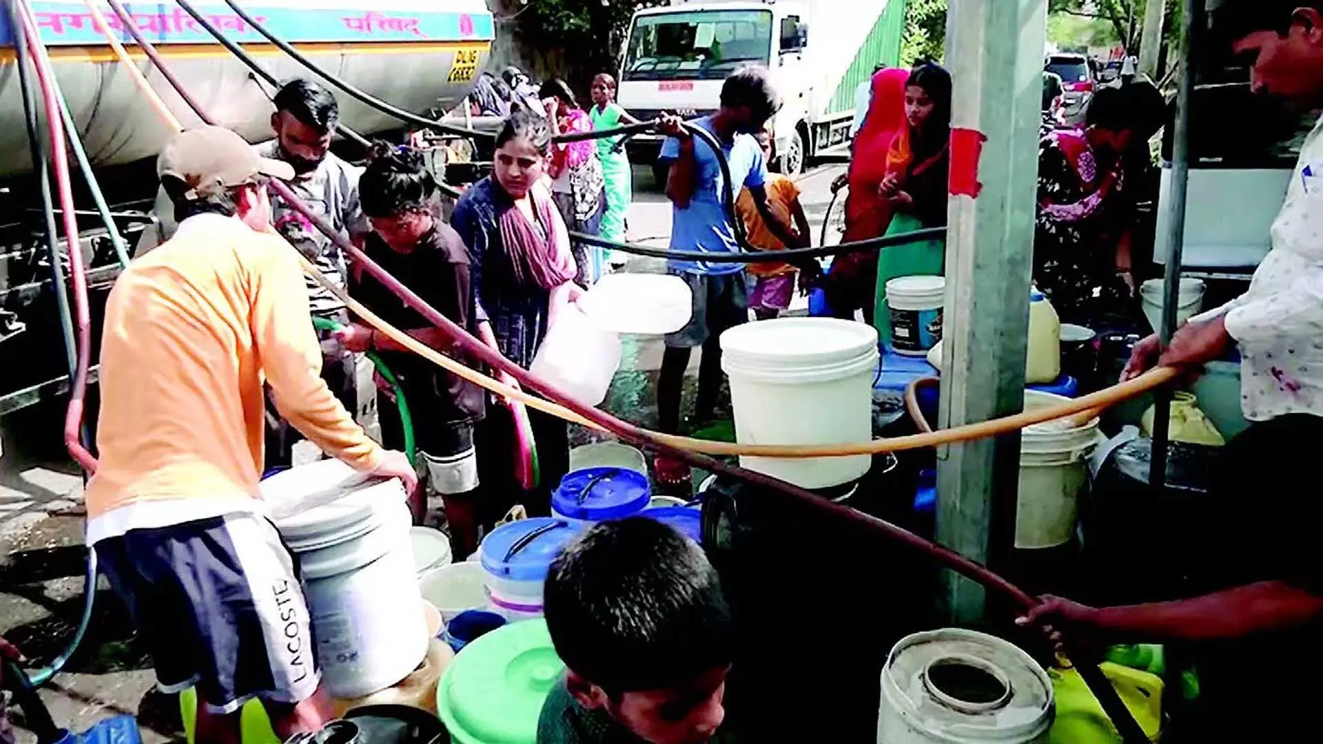 Delhi: पानी की कमी पर सुप्रीम कोर्ट से हस्तक्षेप की मांग