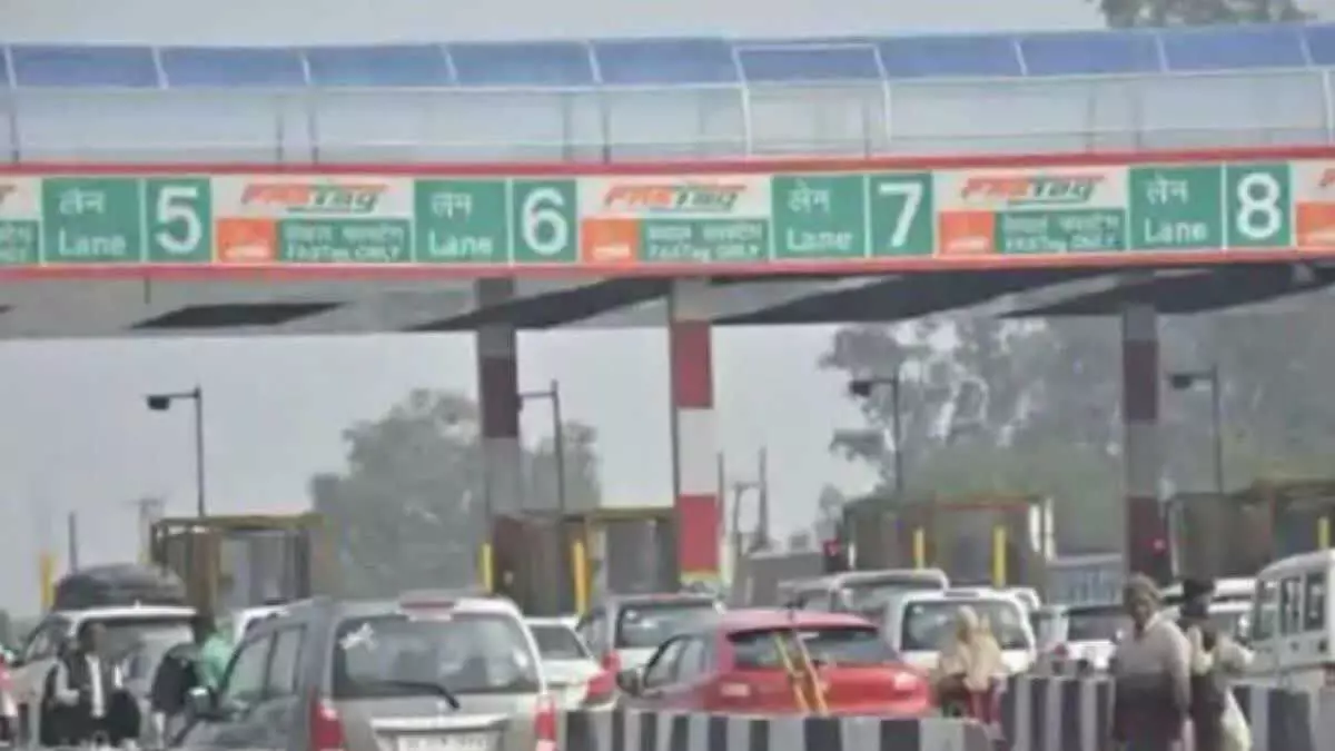 Toll Tax : यूपी में हाईवे पर यात्रा करना और महंगा, लागू होंगी नई दरें