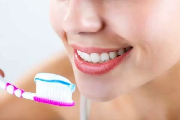 Oral health : टाइम पे बदलते रहना चाहिए टूथब्रश, ओरल हेल्थ हो सकती है खराब