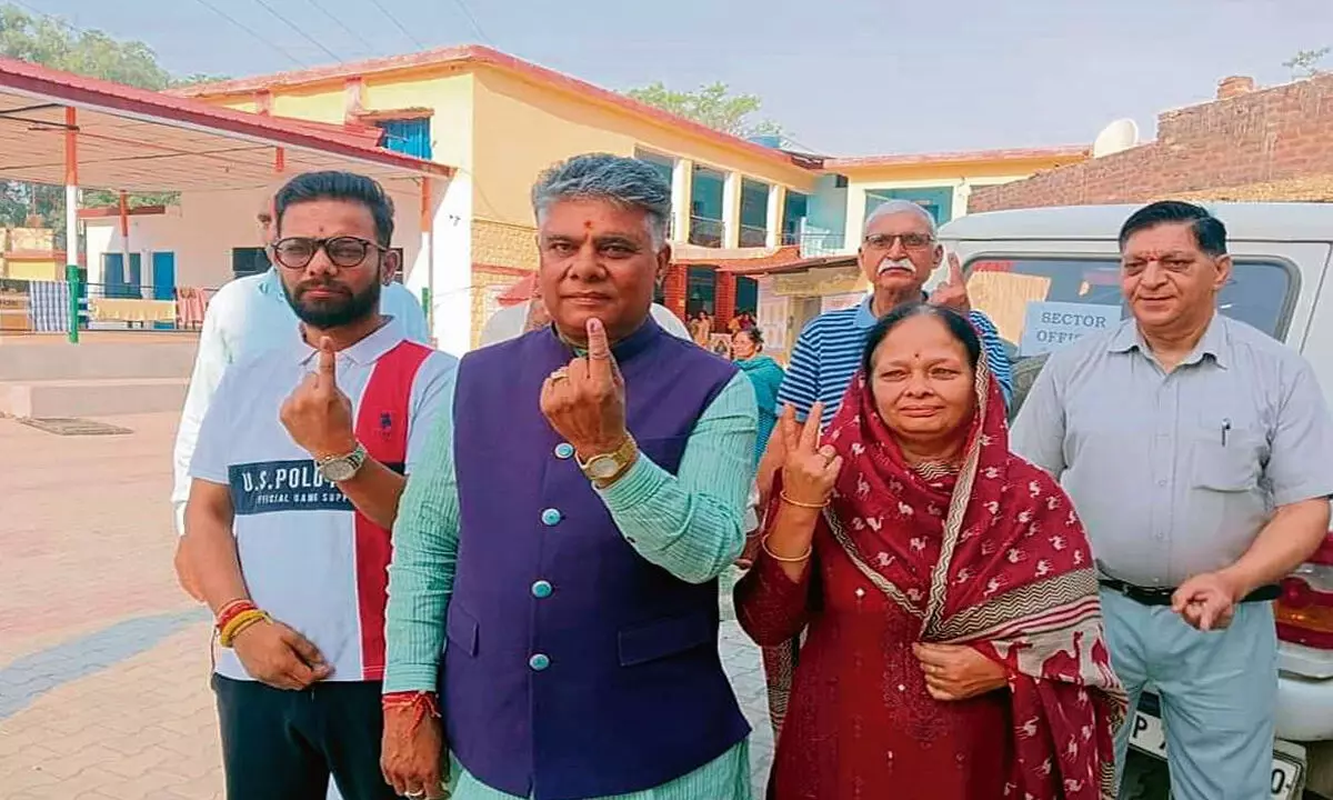 Himachal News : भाजपा के राजीव भारद्वाज ने जस्सूर में मतदान किया