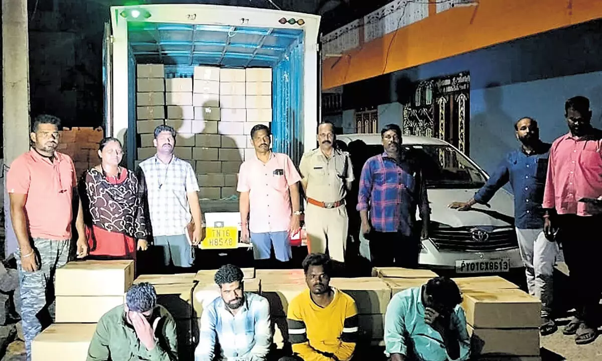 Tamil Nadu News: पुडुचेरी में अवैध शराब कारोबारियों का भंडाफोड़, 5 हजार शराब की बोतलें जब्त