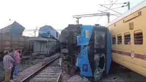 Trains Collide: दो मालगाड़ियों की टक्कर, 2 लोको पायलट घायल