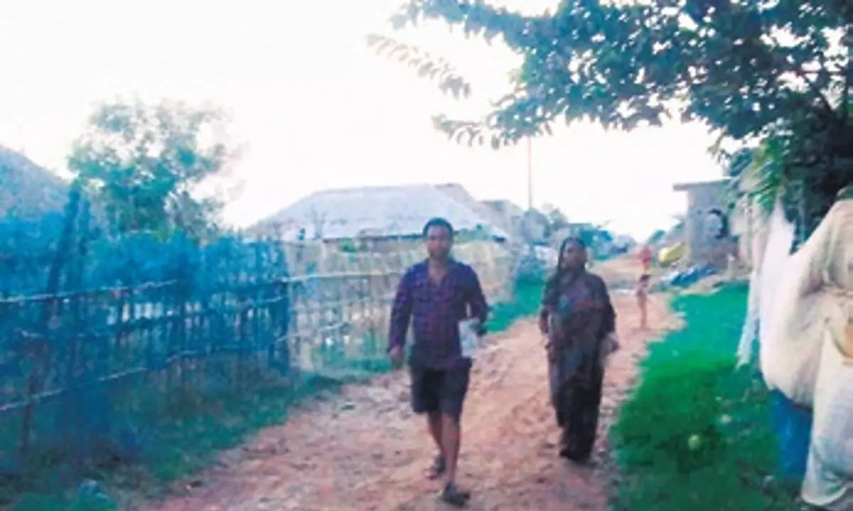Odisha News: ओडिशा के कटाव प्रभावित गांवों के निवासी मतदान के लिए 20 किमी पैदल चले