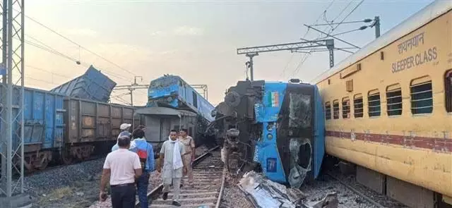 Train Accident : सरहिंद में माधोपुर के पास ट्रेन और मालगाड़ी के बीच टक्कर में दो लोग घायल हो गए