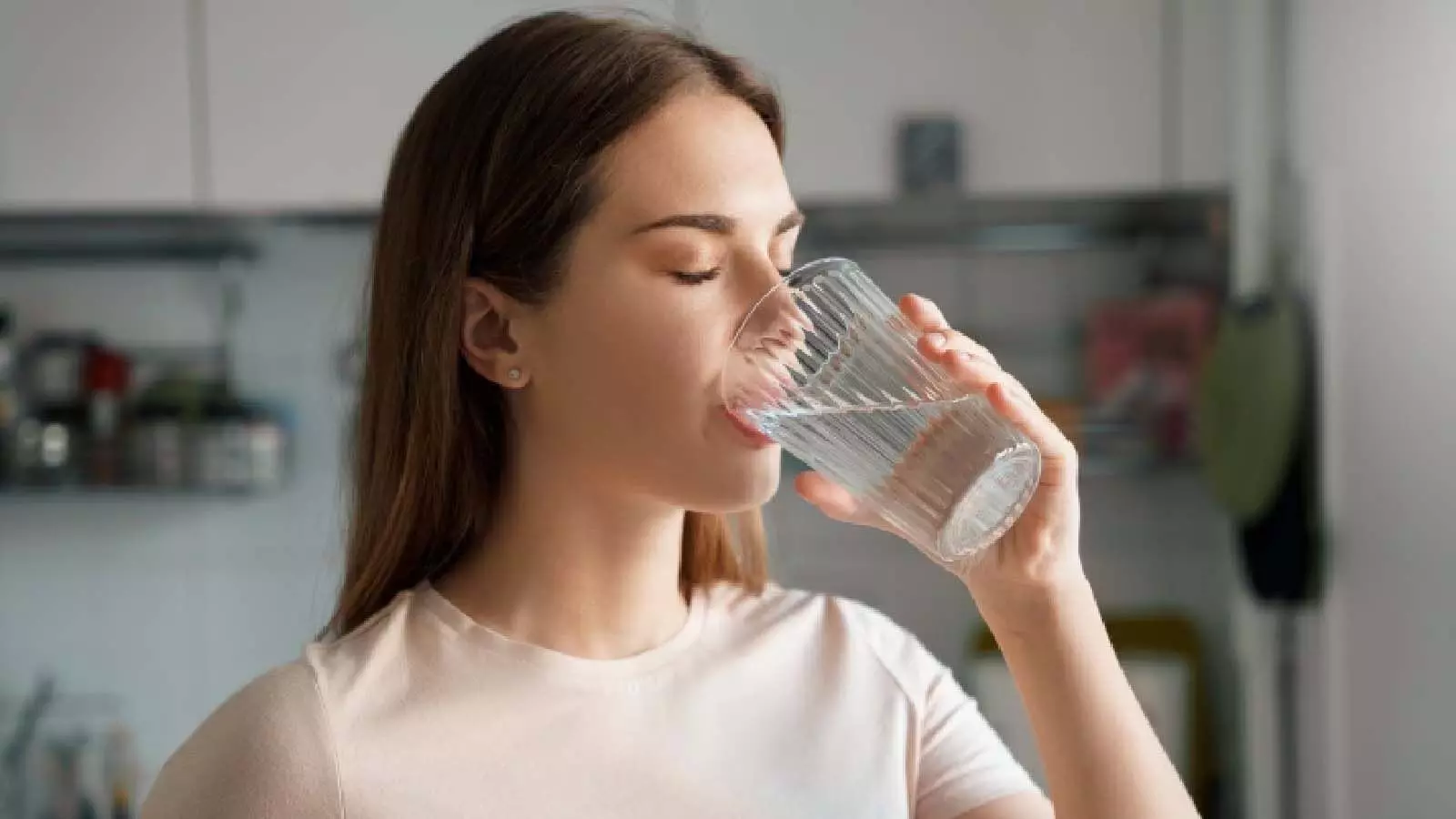 Water Drink Per Day: डिहाइड्रेशन से बचने के लिए दिन में कितने बार पानी का सेवन करना चाहिए