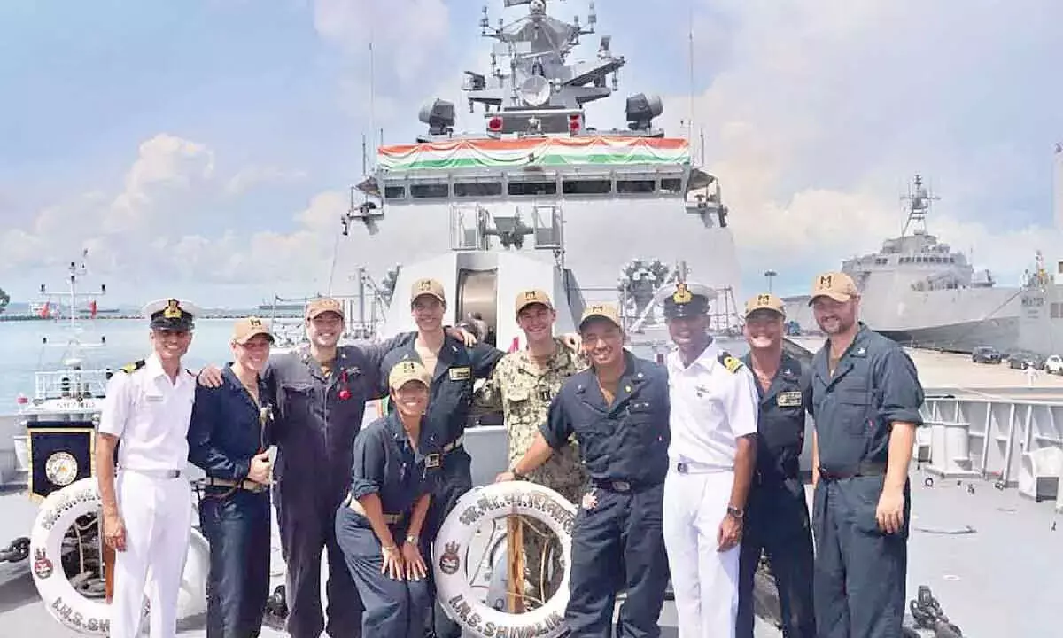 Andhra Pradesh News: भारतीय नौसेना का जहाज शिवालिक सिंगापुर से रवाना हुआ