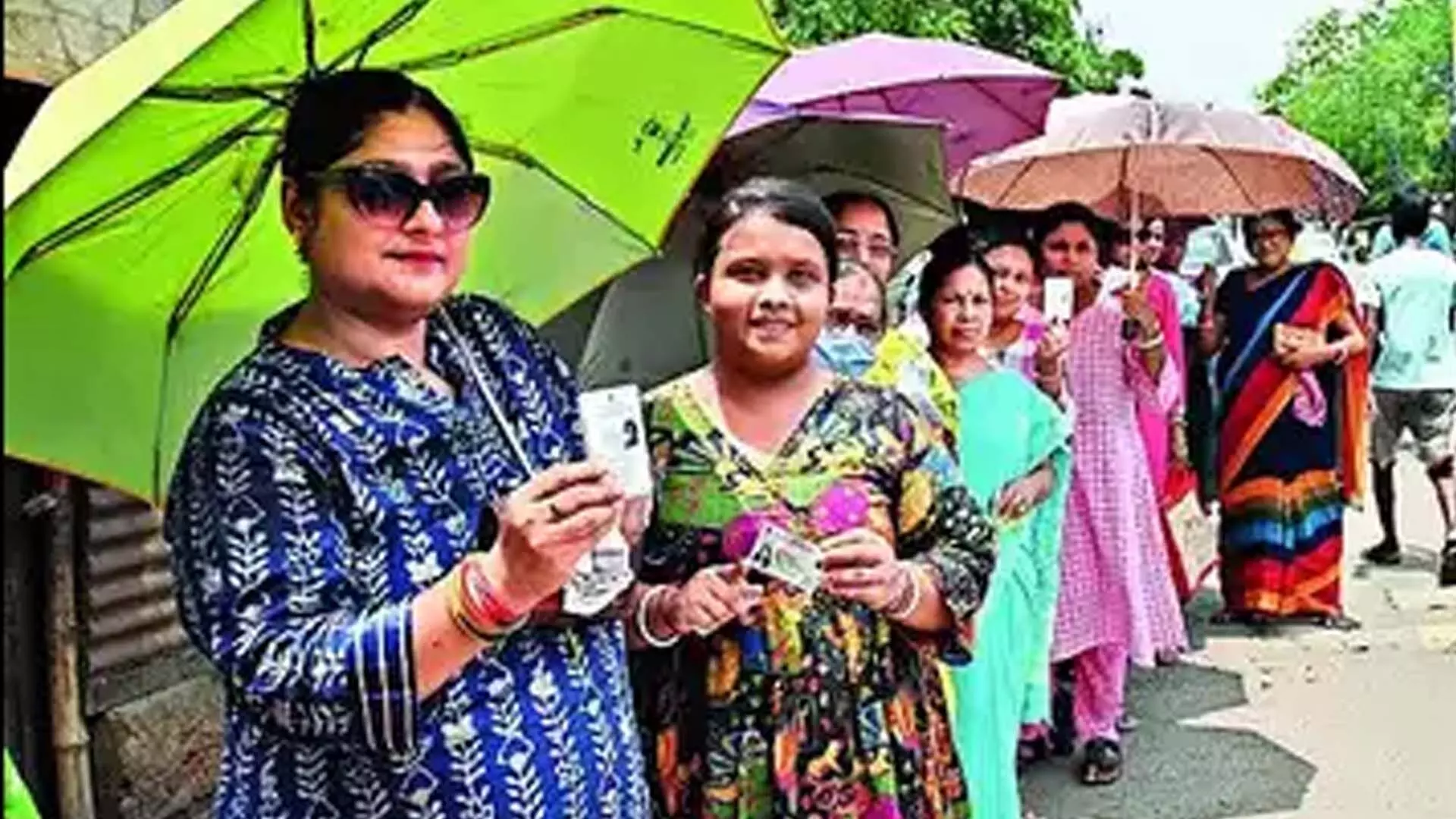 Kolkata:  शहरी और ग्रामीण मतदाता मतदान के लिए कतारों में जुटे रहे