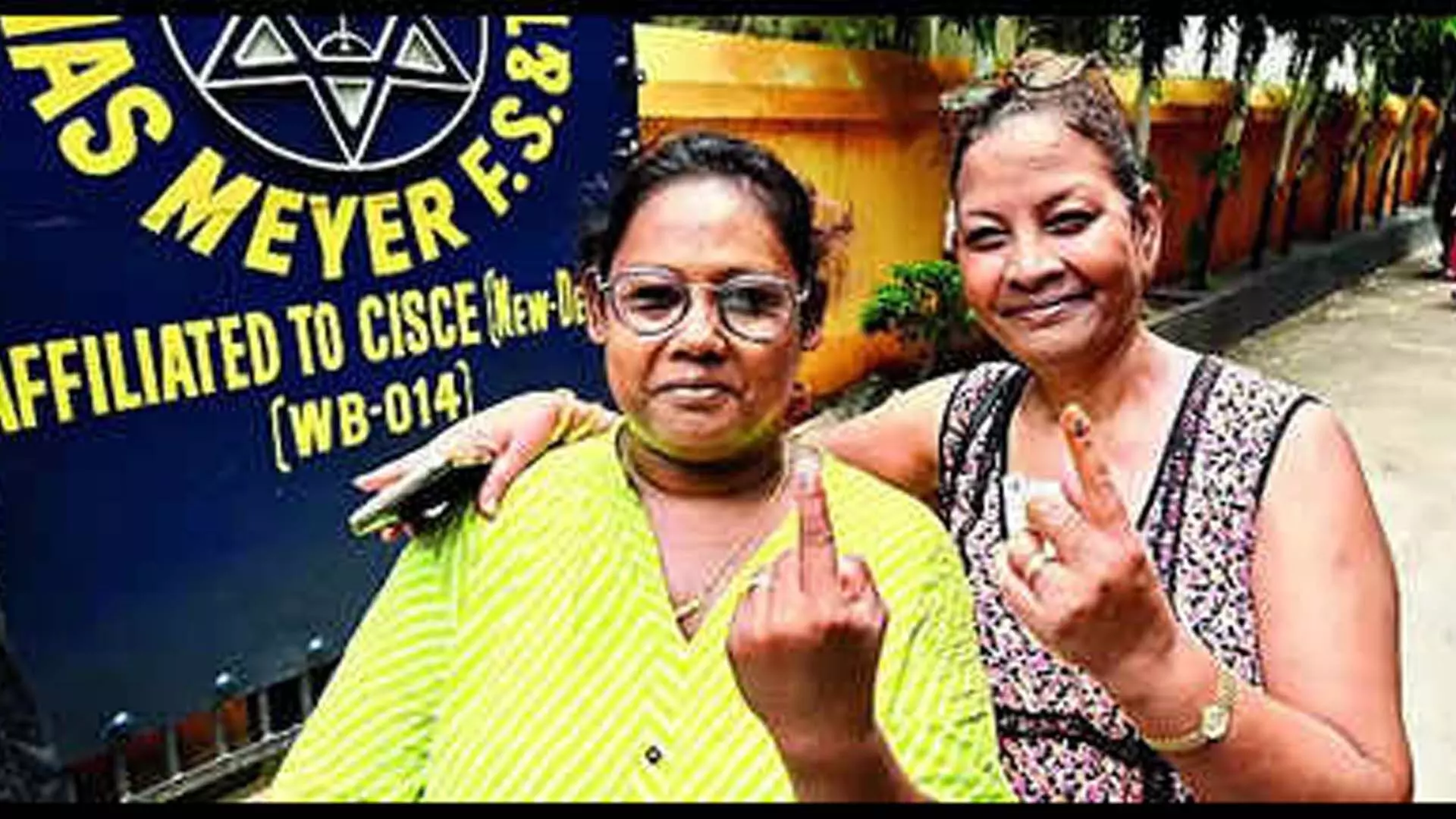 Kolkata: बो बैरक्स में मतदान केन्द्रों पर सुबह की भीड़ बड़ी संख्या में मतदान हुआ