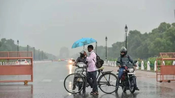 Delhi: दिल्ली में आज हल्की बारिश के साथ गर्मी से थोड़ी राहत