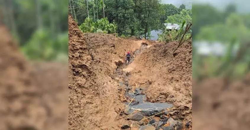Kerala News:कोझिकोड के कूराचुंडु में भूस्खलन, जमीन का बड़ा हिस्सा बह गया