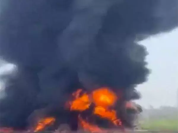 UP: ग्रेटर नोएडा में एनटीपीसी के पास गोदाम में लगी आग