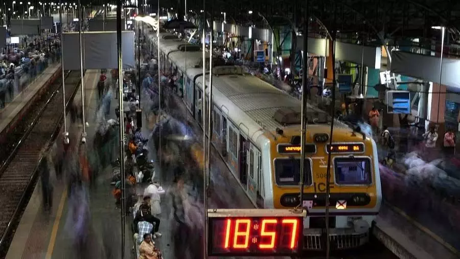 Mumbai News:  सेंट्रल रेलवे ने 63 घंटे के मेगा ब्लॉक के बाद ठाणे में प्लेटफॉर्म चौड़ीकरण का काम पूरा किया