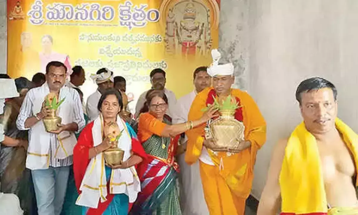 Andhra Pradesh: परिताला सुनीता ने हनुमान जयंती पर पूजा-अर्चना की
