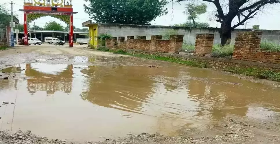 Jalore सीसी रोड पर गंदे पानी का भराव, राहगीर परेशान