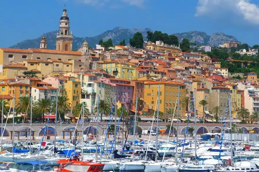 French Riviera : दक्षिण-पूर्व फ्रांस में मेंटन शहर प्रसिद्ध फ्रेंच रिवेरा