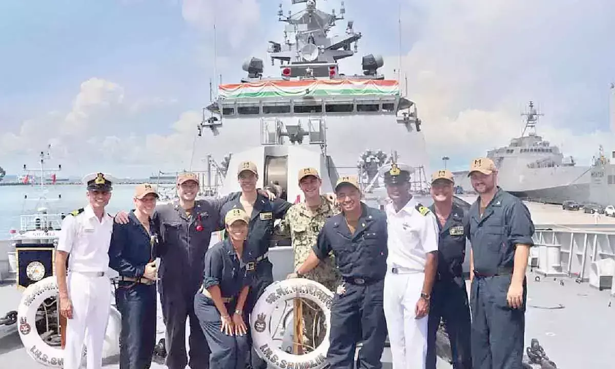 Andhra Pradesh: भारतीय नौसेना का जहाज शिवालिक सिंगापुर से रवाना हुआ