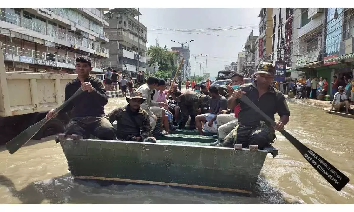 Manipur : बाढ़ प्रभावित इंफाल में पानी घटने के साथ जनजीवन सामान्य हो रहा