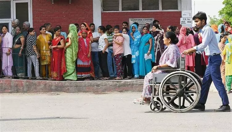Chandigarh NEWS: मतदाताओं ने मतदान केंद्रों पर गर्मी की परवाह न करते हुए भारी मतदान किया