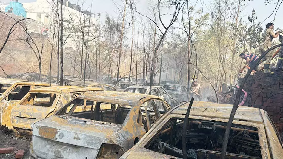 SKODA शोरूम के कार सर्विस सेंटर में लगी आग, कई गाड़ियां जलकर हुईं खाक