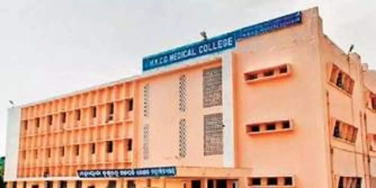 Odisha News: बरहामपुर अस्पताल में ओपीडी बंद होने से स्थानीय लोग परेशान