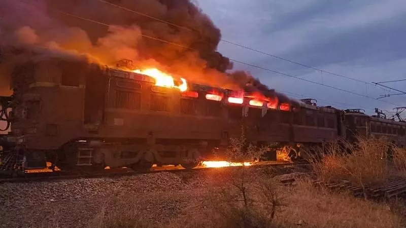 Burning Train: मालगाड़ी के डिब्बे में लगी भीषण आग, मचा हड़कंप