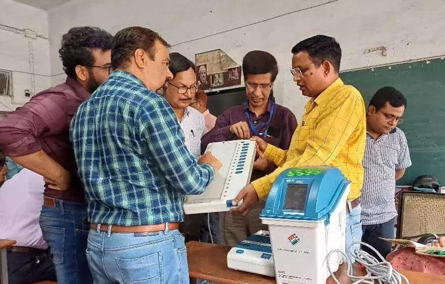 Dhanbad : वोटों की गिनती के लिए मतगणना कर्मियों को दिया गया प्रशिक्षण