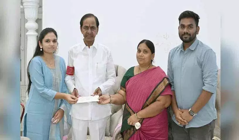 Hyderabad: KCR ने कांस्टेबल किश्तैया के परिवार को 25 लाख रुपये का चेक सौंपा