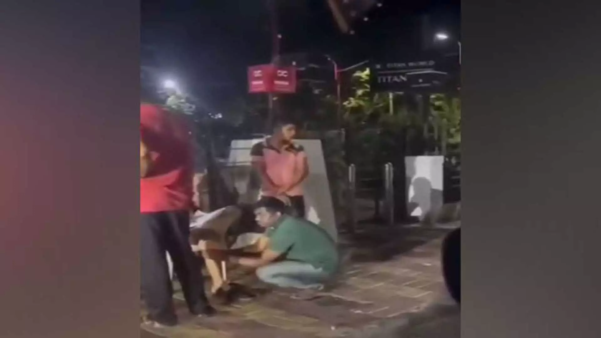 Pune: व्यक्ति ने पुलिसकर्मी के पैर की मालिश