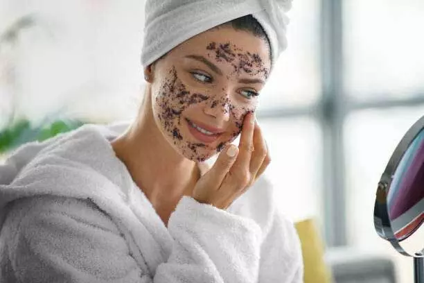 Face Scrub: गर्मियों में खिल जाएगी त्वचा फेस स्क्रब करते ही जानिए कैसे