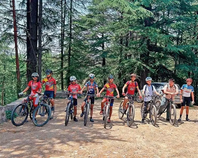 Himachal Pradesh : शिमला में साइकिल सवारों ने स्वच्छता के लिए साइकिल चलाई, 400 किलो कचरा एकत्र कर उसका निपटान किया