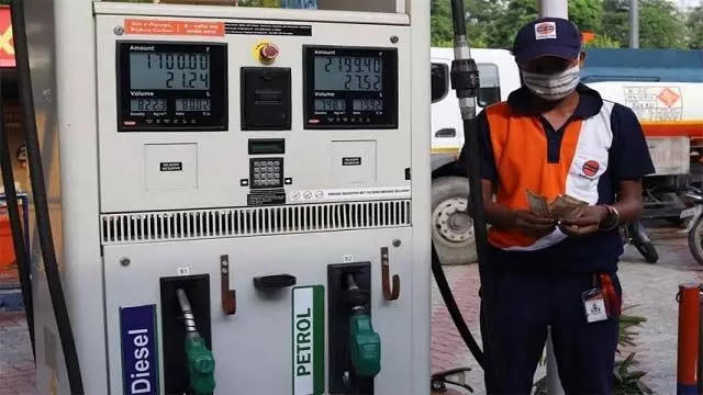 Petrol-Diesel Price : भुवनेश्वर में आज पेट्रोल-डीजल की कीमतों में मामूली गिरावट आई