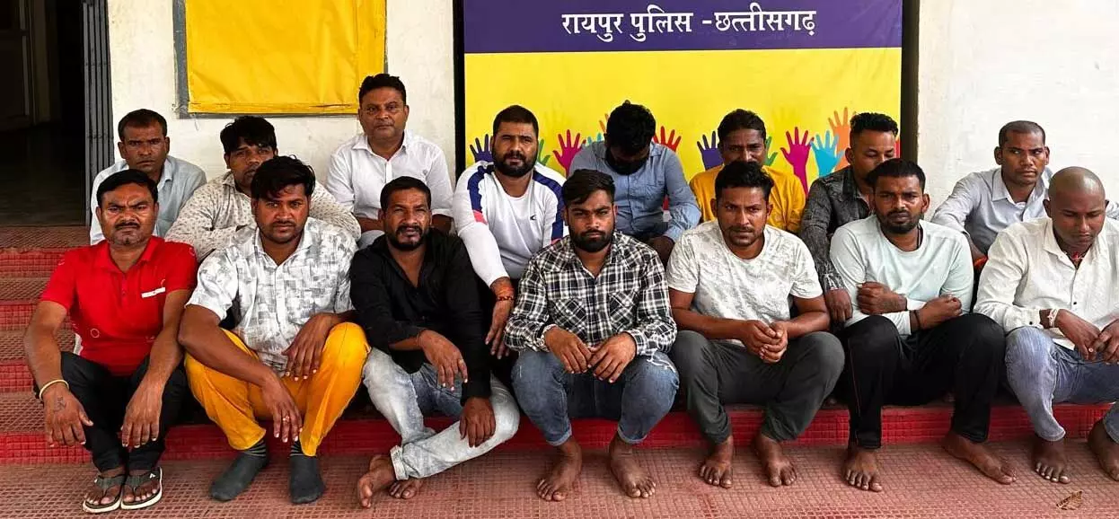 Raipur के मंदिर हसौद में 15 जुआरी गिरफ्तार, 3 कार और 5 बाइक जब्त