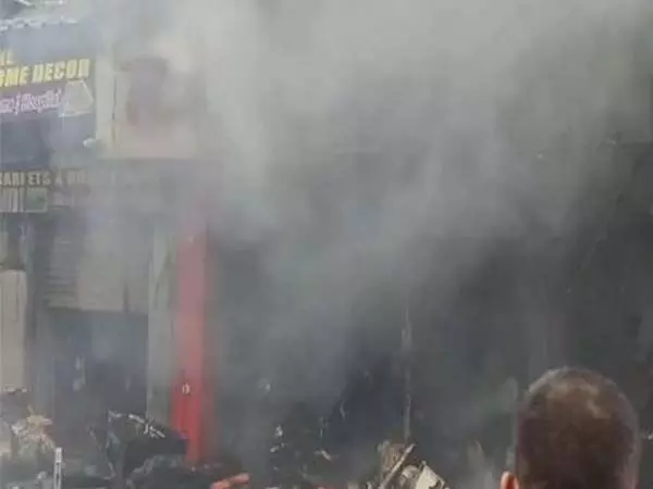 Hyderabad : मूसारामबाग में बेकरी की दुकान में आग लग गई, दमकल विभाग के कर्मचारी मौके पर पहुंचे