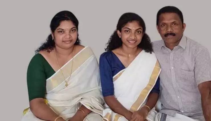 Kerala news: इडुक्की की आदिवासी बस्ती कन्नमपडी की पहली डॉक्टर अपने माता-पिता की देन