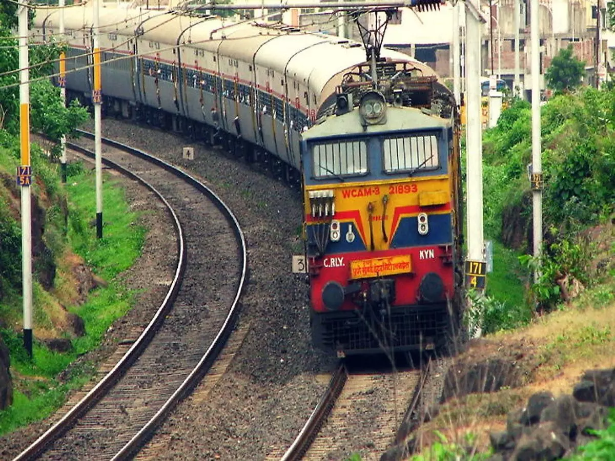 Udaipur: उदयपुर से अहमदाबाद ब्रॉडगेज लाइन पर विद्युतीकरण का काम तेज़ हुआ