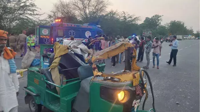 Agra Delhi Highway : पिता और दो बच्चों की भीषण हादसा में  मौत; पत्नी की हालत गंभीर