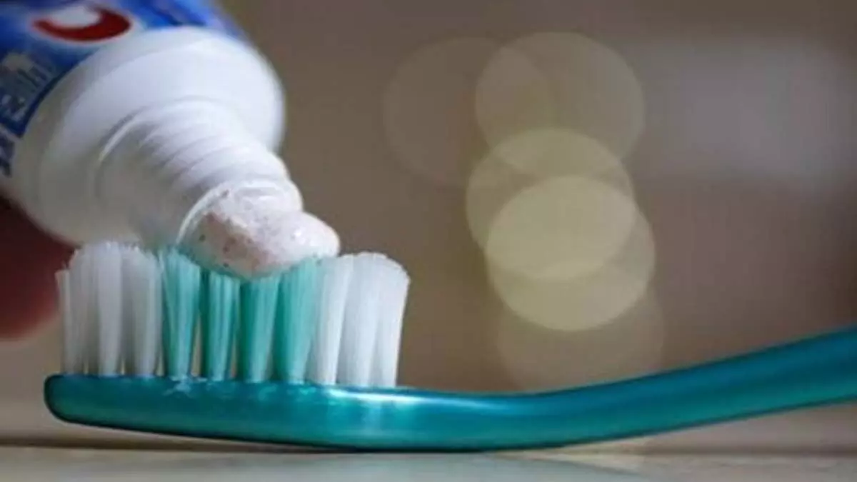 Home dekoret: दांतों का टूथपेस्ट करता हैं कई चीजों की भी सफाई जानें इसके बारे में