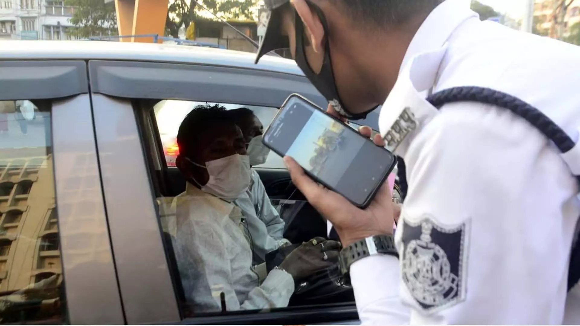Mumbai: आचार संहिता के दौरान नकदी ले जाने के लिए विधायक की नकली कार स्टिकर का इस्तेमाल