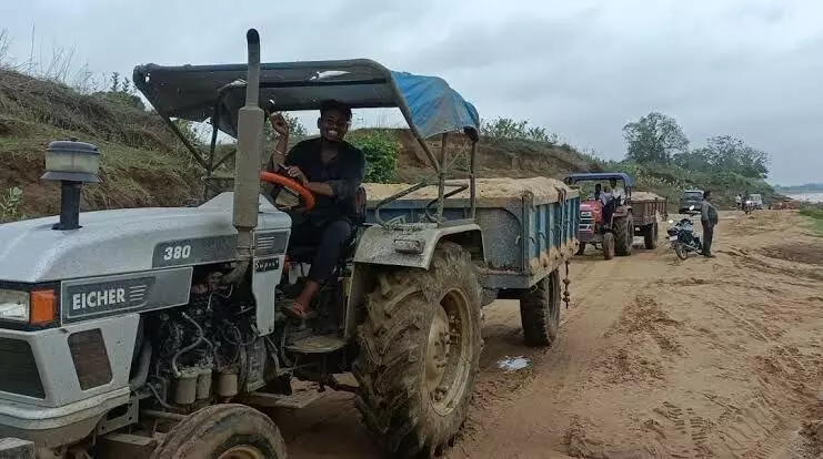 Shivrinarayan: अधिकारियों की मिली भगत से महानदी में चल रहा अवैध रेत खनन का खेल