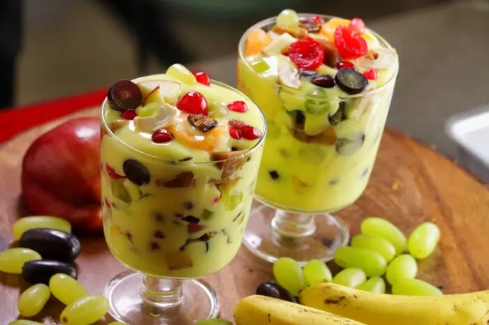 Fruit Custard : कुछ हेल्दी और टेस्टी  के लिए ट्राई करें