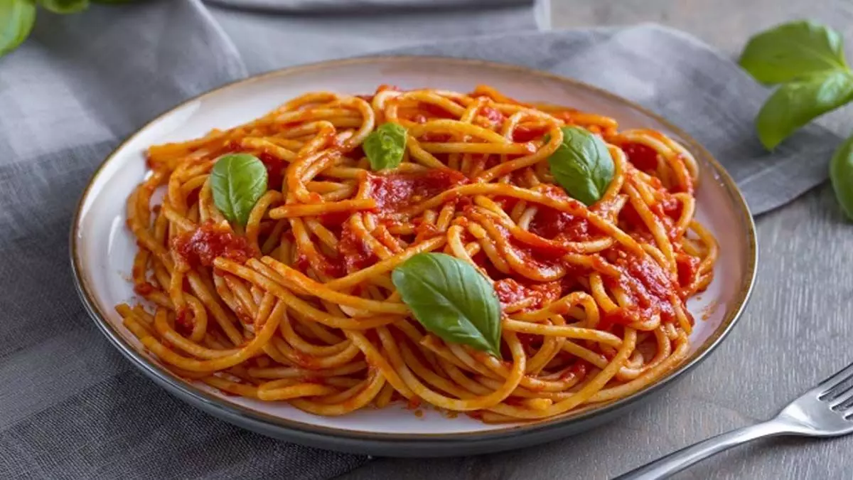 Recipe: टोमेटो गार्लिक पास्ता बेहतरीन नाश्ता इस डिश के साथ छुट्टी का मजा हो जाएगा दोगुना