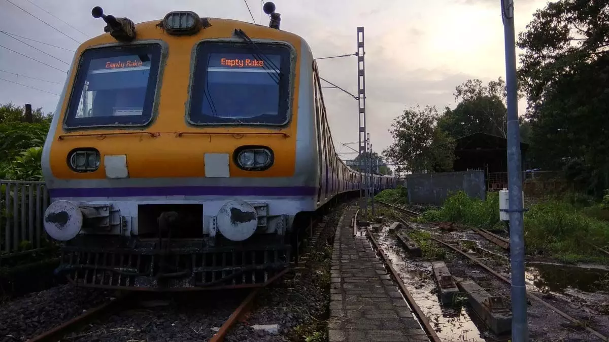 Mumbai Local Update: बोरीवली में आज लोकल सेवा बाधित होने के बाद मेट्रो ने अतिरिक्त ट्रेनें चलाईं