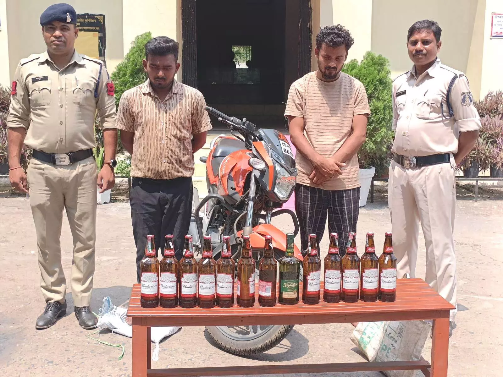 Chakradharnagar Police की कार्रवाई, शराब परिवहन कर रहे 2 युवकों को पकड़ा