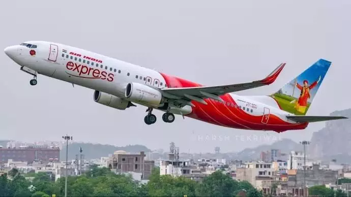 Delhi: एयर इंडिया एक्सप्रेस विमान में चालक दल पर हमला, दरवाजा खोलने की कोशिश