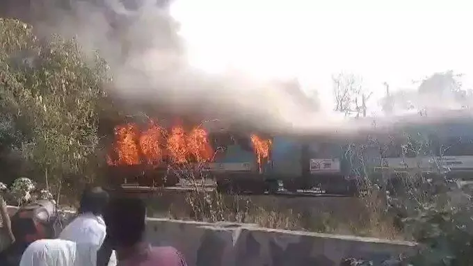 Taj Express: ताज एक्सप्रेस की दो बोगियों में आग लगी, मचा हड़कंप, देखें मंजर