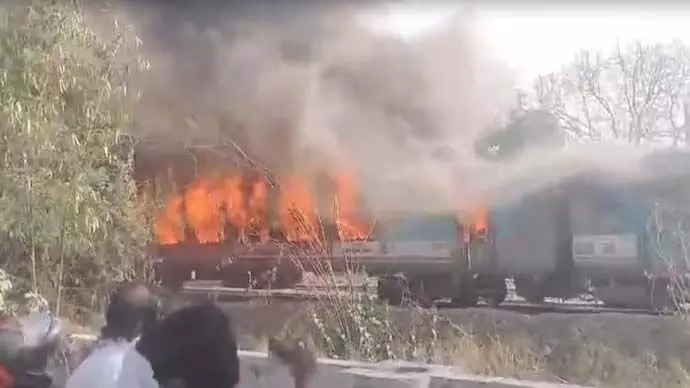 Delhi: दिल्ली में ताज एक्सप्रेस ट्रेन में लगी भीषण आग