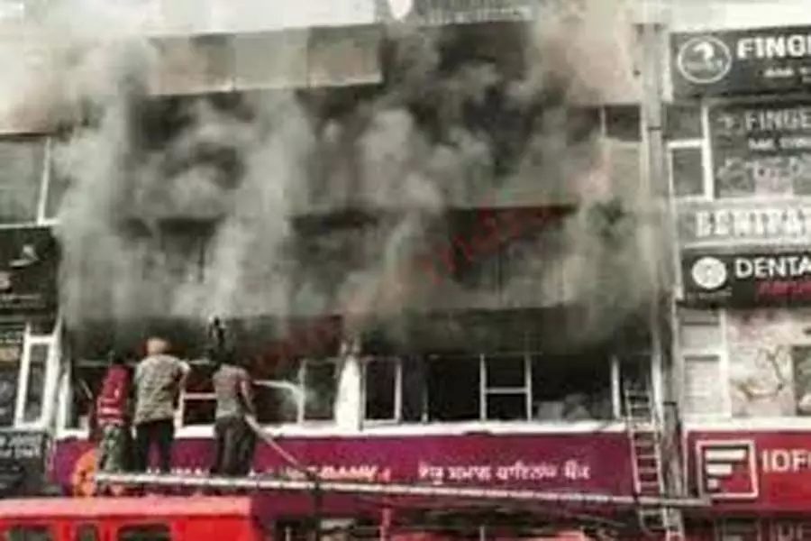 Mohali : फाइनेंस कंपनी के शोरूम में लगी आग, फायर ब्रिगेड की 20 गाड़ियों में पाया काबू