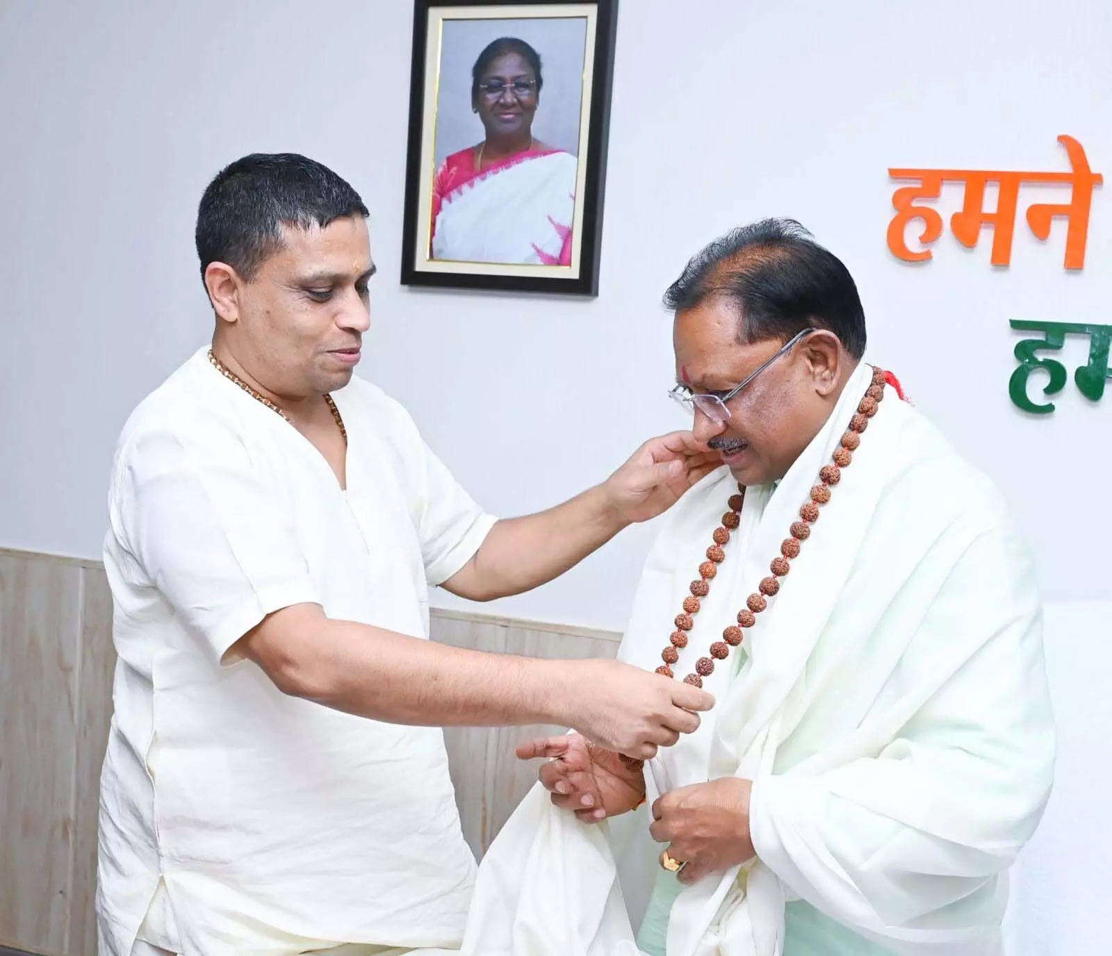 Ayurvedacharya Balkrishna ने मुख्यमंत्री विष्णुदेव साय से की सौजन्य मुलाकात